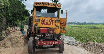সড়কে দাপিয়ে বেড়াচ্ছে অবৈধ ড্রামট্রাক, চরম ভোগান্তিতে শিক্ষার্থী-এলাকাবাসী 