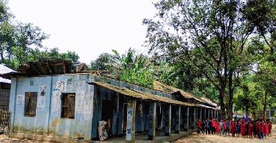 ৯০ বছরের জরাজীর্ণ ভবনে চলছে পাঠদান, আতঙ্কে শিক্ষার্থীরা