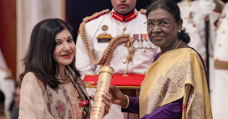 পদ্মভূষণ হাতে অলকা, চোখে ভক্তদের অশ্রু