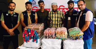 হাটহাজারীতে ৪১ লাখ টাকার ভারতীয় শাড়ি-থ্রি-পিসসহ আটক ২
