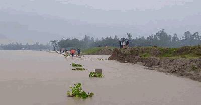 কুড়িগ্রামে বাঁধ ভেঙে লোকালয়ে পানি, ২০ গ্রামের মানুষ পানিবন্দি 