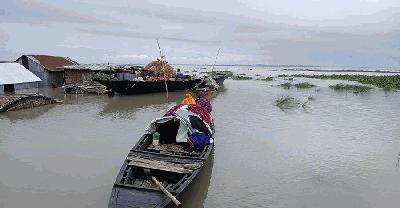 বন্যায় ডুবেছে কুড়িগ্রামের নিম্নাঞ্চল, নিরাপদ আশ্রয়ের খোঁজে মানুষ