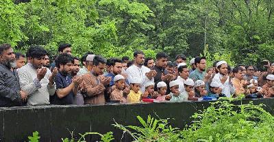 জুলাই শহীদদের কবর জিয়ারত করলেন এনসিপির নেতারা
