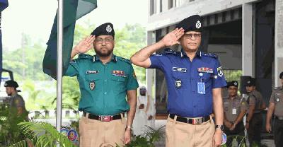 নতুন ইউনিফর্মে পুলিশ
