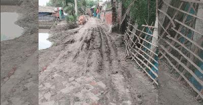 অবহেলায় পাইকগাছা সড়ক, বর্ষার আগে সংস্কার চান এলাকাবাসী