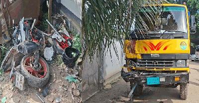 গাজীপুরে ট্রাকচাপায় প্রাণ গেল দুই বন্ধুর