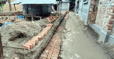 রাণীনগরে রাস্তার ইট তুলে সীমানা প্রাচীর নির্মাণ, চরম ভোগান্তিতে গ্রামবাসী