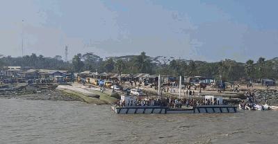 বৈরী আবহাওয়ায় হাতিয়ার সঙ্গে সারা দেশের নৌ চলাচল বন্ধ
