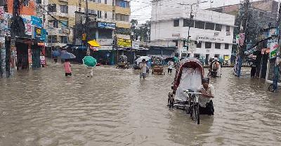  টানা বর্ষণে নগরজুড়ে জলাবদ্ধতা, বাসাবাড়িতে পানি   