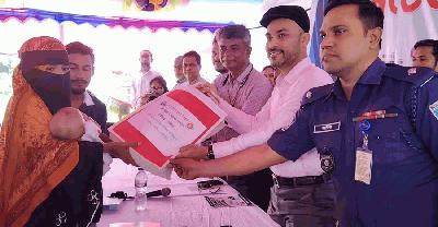 কালীগঞ্জে স্বাভাবিক প্রসবে মা-নবজাতককে শুভেচ্ছা উপহার