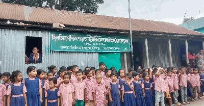 বৃষ্টি হলেই শ্রেণিকক্ষে পানি, ৮ বছরেও পায়নি নতুন ভবন