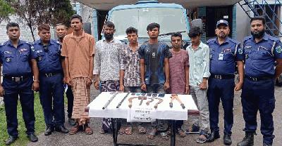 গোমস্তাপুরে অস্ত্রসহ আন্তঃজেলা ডাকাত দলের ৬ সদস্য আটক