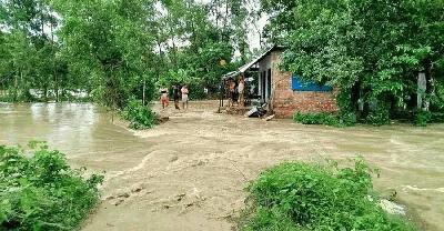 টানা ভারি বৃষ্টিতে জনজীবন বিপর্যস্ত, প্লাবিত বাড়িঘর  