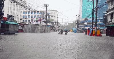 টানা বর্ষণে জনজীবন বিপর্যস্ত, পানির নিচে সড়ক-হাসপাতাল