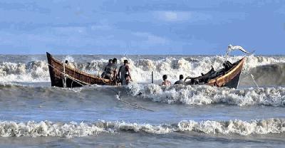 উত্তাল সাগরে দুই ট্রলারডুবি, ১৮ জেলের মধ্যে নিখোঁজ ২