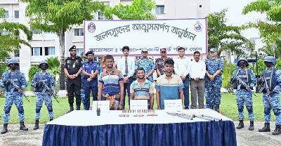 সুন্দরবনে অস্ত্রসহ বনদস্যু দলের ৩ সদস্যের আত্মসমর্পণ