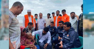 পানিবন্দীদের ঘরে ঘরে ত্রাণ-চিকিৎসা নিয়ে মহেশখালীর ইউএনও