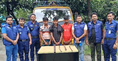 হোসেনপুরে মাছবাহী ট্রাকে ডাকাতি-হত্যা: ৩ গ্রেপ্তার