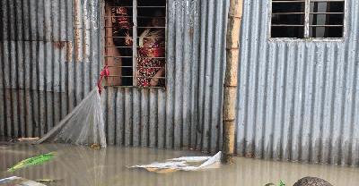 টানা বৃষ্টিতে পানিবন্দি দুই শতাধিক পরিবারের মানবেতর জীবনযাপন
