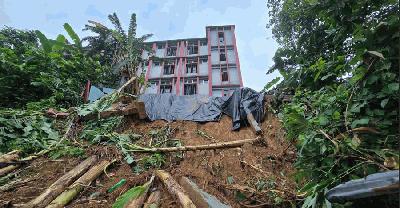 লামায় পাহাড় ধসে হুমকিতে চাম্বি কলেজ ভবন, ঝুঁকি এড়াতে অন্য ভবনে পাঠদান