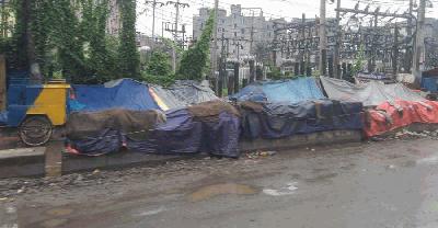 গাজীপুর মহাসড়কের সার্ভিস লেনের ওপর হাটবাজার, নীরব প্রশাসন  
