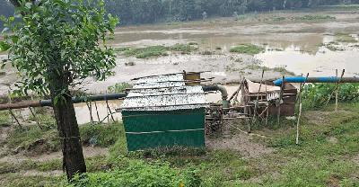খোয়াই নদীর বাঁধে ভাঙন: ড্রেজার জব্দ হলেও অধরা বালুখেকোরা  
