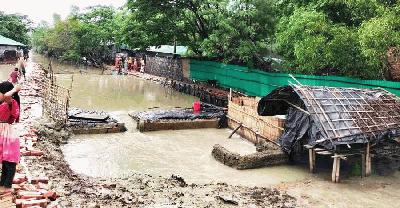 বন্যার পানি কমলেও কমেনি দুর্ভোগ, চট্টগ্রামজুড়ে খাদ্যসংকট  
