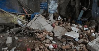 অল্পের জন্য রক্ষা, ভৈরবে শতবর্ষী ভবন ধস