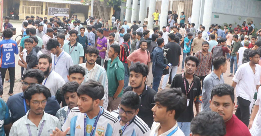 রাজশাহীতে এইচএসসি পরীক্ষার্থীরা বিক্ষোভ করছেন।