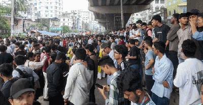 চট্টগ্রাম শিক্ষা বোর্ডের সামনে বিক্ষোভ, শিক্ষামন্ত্রীর পদত্যাগ দাবি