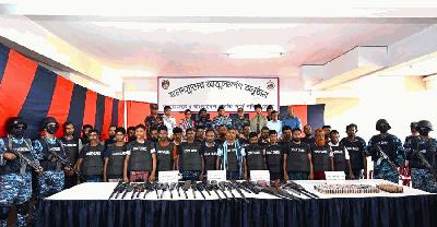 সুন্দরবনে দস্যুজীবনের ইতি, ছোট জাহাঙ্গীরসহ ২৭ বনদস্যুর আত্মসমর্পণ