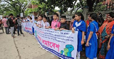 বৃত্তি না পেয়ে রাস্তায় শিক্ষার্থী-অভিভাবক, ফলাফল পুনর্মূল্যায়নের দাবি