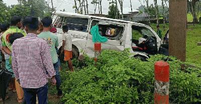 বিয়ে শেষে কনে নিয়ে ফেরার পথে মাইক্রোবাস খাদে পড়ে নিহত ২   