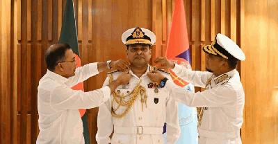 নবনিযুক্ত নৌবাহিনী প্রধানকে র‍্যাংক ব্যাজ পরিয়ে দিলেন প্রধানমন্ত্রী
