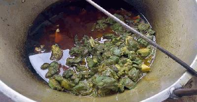 ‎ ‎পাইকগাছায় মাংস রান্না করতেই রং সবুজ, পানি কালো  ‎