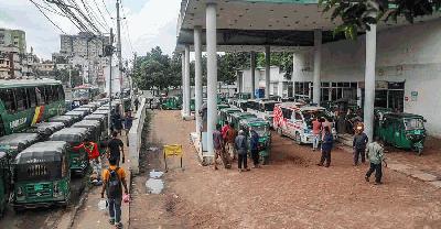 পাম্পে লম্বা লাইন, বন্ধ বসতবাড়ি-কারখানার চুলা 