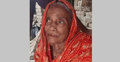 জমি লিখে না দেওয়ায় বৃদ্ধা মাকে ঘরছাড়া করলেন ছেলে
