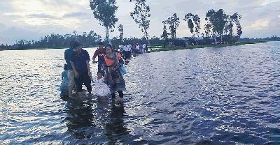 বর্ষায় ডুবে যাওয়া তেনাছিড়া বিল এখন ‘মিনি কক্সবাজার’  
