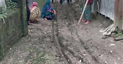 সামান্য বৃষ্টিতেই অচল বেলেঘাটা সড়ক, দুর্ভোগে এলাকাবাসী