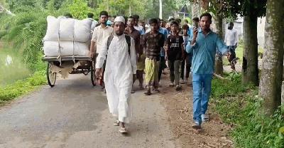 পায়ে হেঁটে হজের উদ্দেশ্যে মক্কার পথে সিংড়ার দুলাল