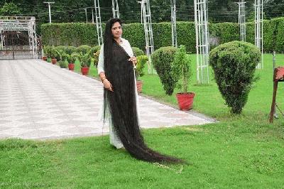 ১১ বছর চুল কাটেননি রেণু
