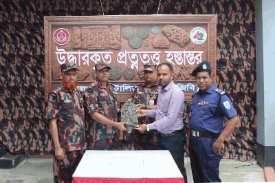 দিনাজপুর সীমান্তে উদ্ধার ৭ প্রাচীন প্রত্নসম্পদ হস্তান্তর জাদুঘরে