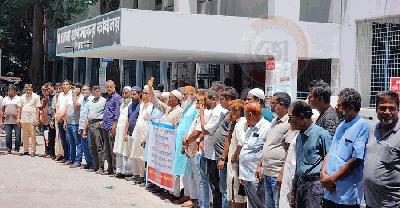 হুমকি-চাঁদাবাজির অভিযোগ, রায়গঞ্জে চালকল মালিকদের মানববন্ধন