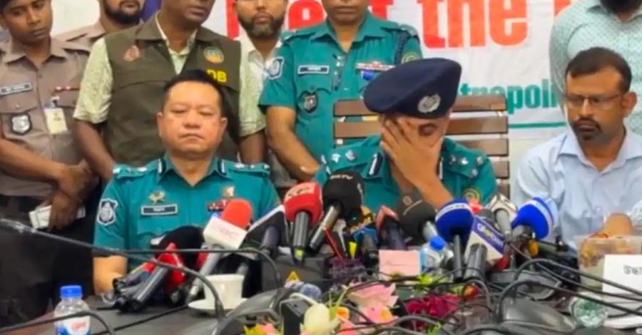 ৪ খুনের বর্ণনা দিতে গিয়ে কাঁদলেন পুলিশ কমিশনার