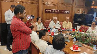 পার্বত্য চট্টগ্রাম বিষয়ক মন্ত্রণালয়ে কর্মকর্তা-কর্মচারীদের সঙ্গে মতবিনিময় করেছেন নবনিযুক্ত মন্ত্রী সাচিং প্রু জেরী