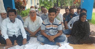 বরগুনায় নিয়মিতকরণ ও পেনশনের দাবিতে গণপূর্ত কর্মচারীদের অবস্থান