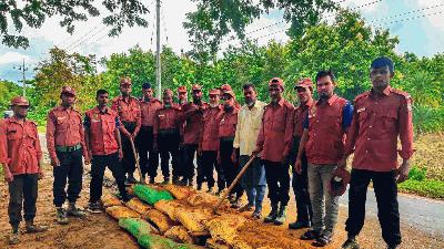 বন্যায় বিপর্যস্ত সড়ক, হিল ভিডিপির উদ্যোগে ফিরল যান চলাচল