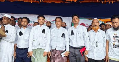 ৯ বছরেও দেশে ফেরা হয়নি, এবার ‘অস্ত্র ধরার’ হুঁশিয়ারি রোহিঙ্গা নেতার