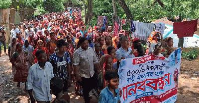 ফটিকছড়িতে চার দফা দাবিতে চা শ্রমিকদের মানববন্ধন