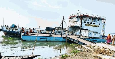 নাব্যতা সংকটে ১৫ দিন ধরে বন্ধ চিলমারী-রৌমারী ফেরি, দুর্ভোগে যাত্রী ও পণ্যবাহী যান